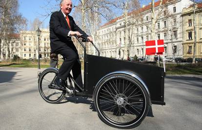 Danski veleposlanik Weber po Zagrebu vozi "teretni" bicikl