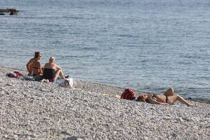 Koji studeni? Super je na plaži! Temperatura mora je čak 21°C