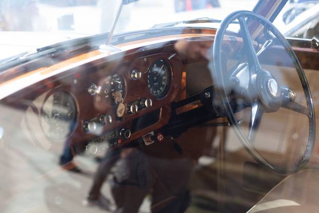 Osijek: Izložba oldtimer vozila ispred Gospodarskog centra