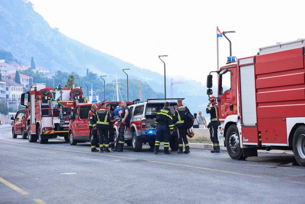 Vatrogasci cijelu noć gasili požar kod Omiša