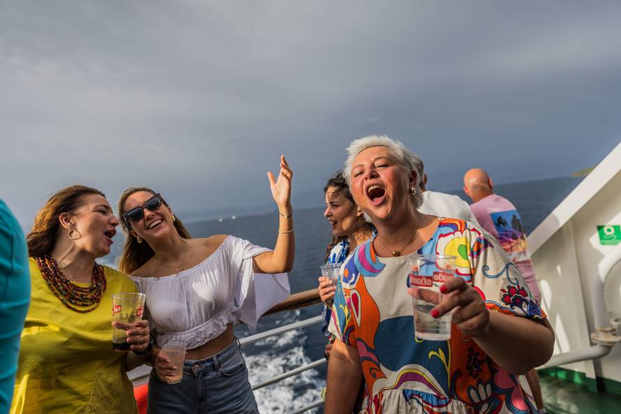 Split: Koncert u čast Oliveru Dragojeviću  na trajektu za Velu Luku