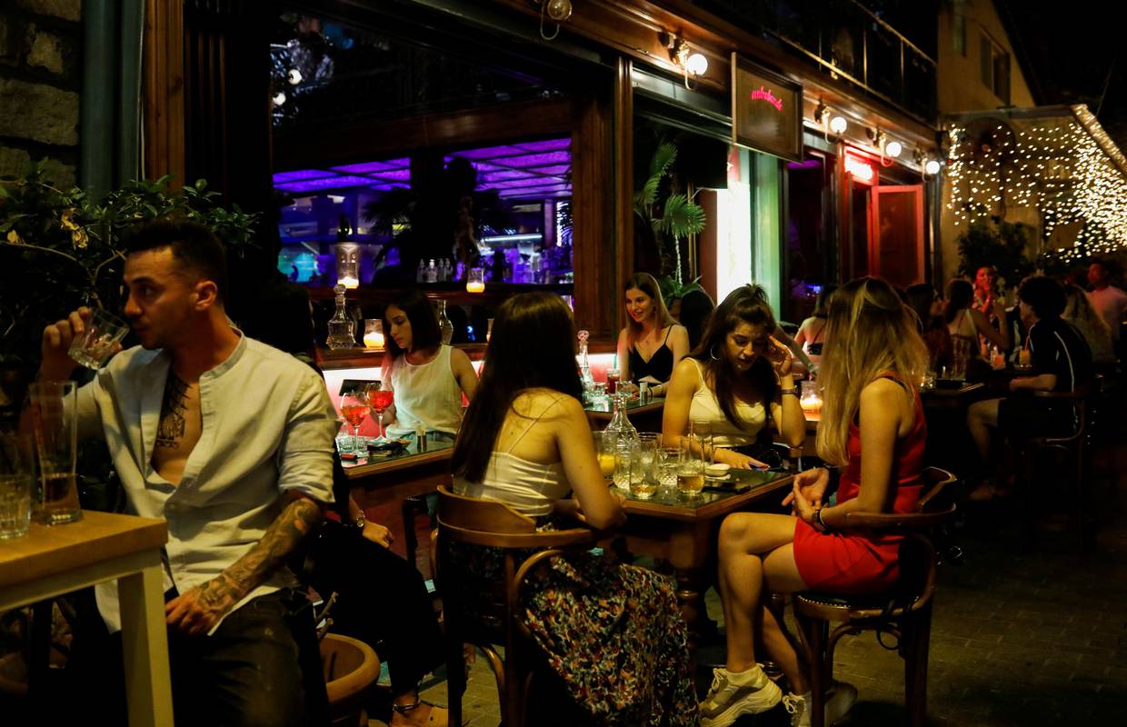 Nova grčka mjera: Necijepljeni ne mogu u zatvoreni dio kafića