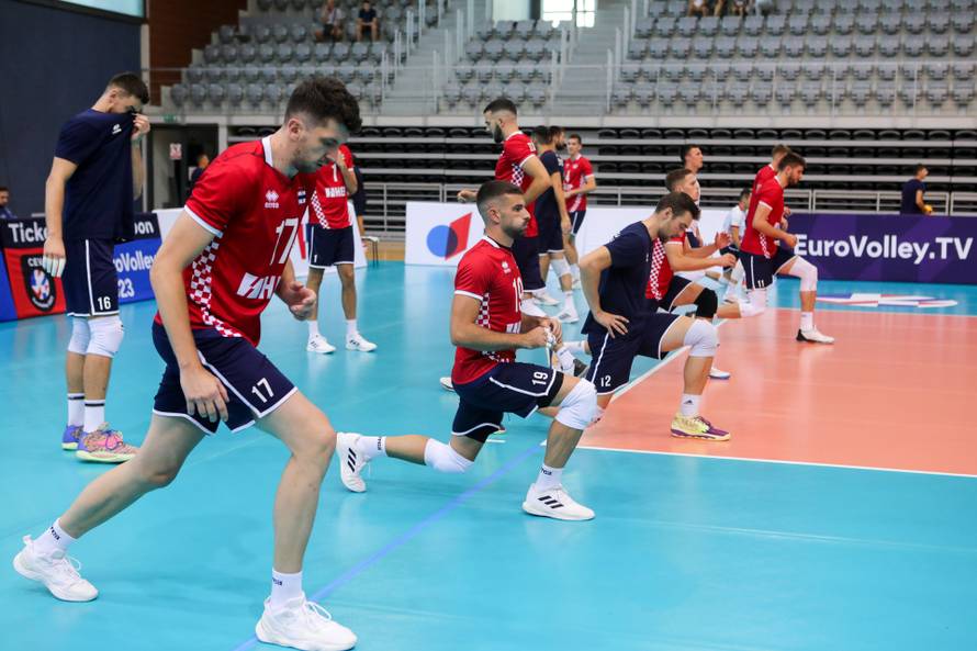 Osijek: Zagrijavanje prije kvalifikacijske utakmice za EP u odbojci, Hrvatska - Cipar