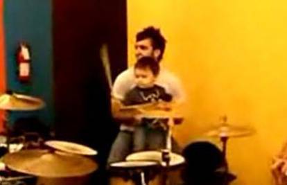 Dvogodišnjak svira bubnjeve u tatinom bendu