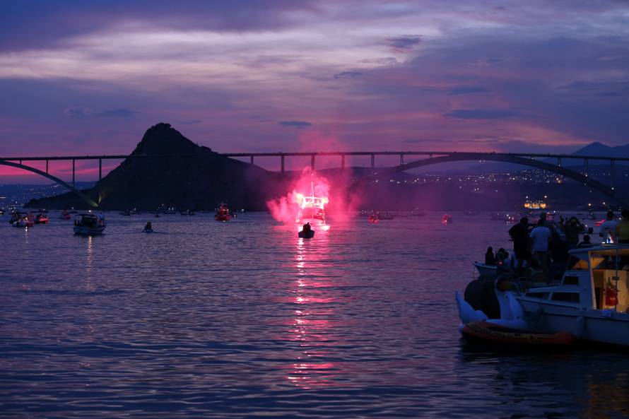 Pogledajte spektakl Armade za Oluju! Obasjali cijeli Krčki most