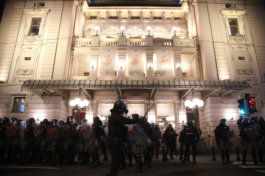 Beograd: Policija upala u Rektorat, građani izašli na ulice