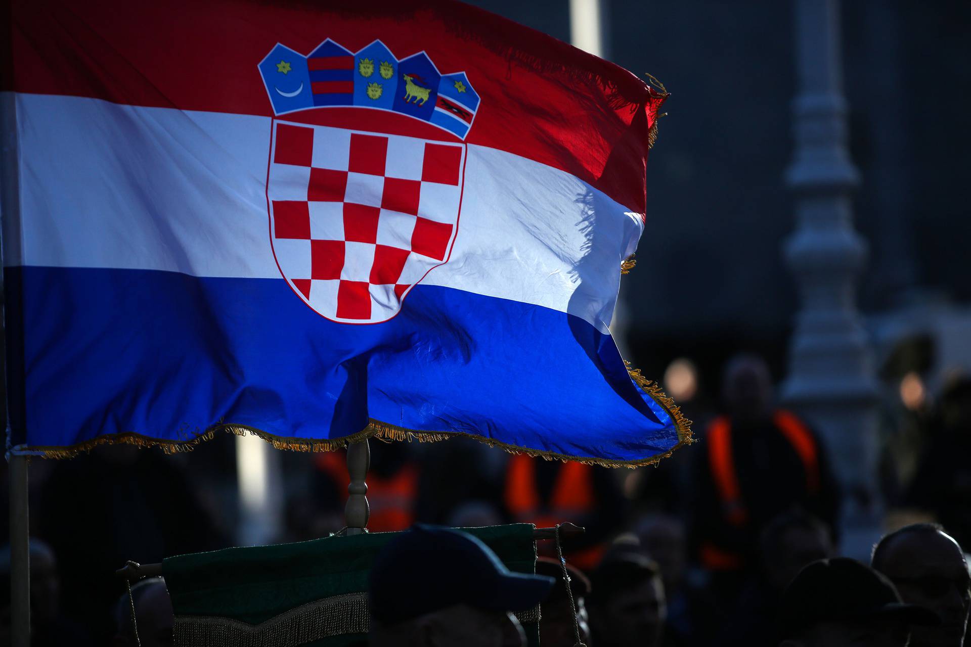 Zagreb: Muškarci na koljenima mole krunicu za čednost žena i domovinu