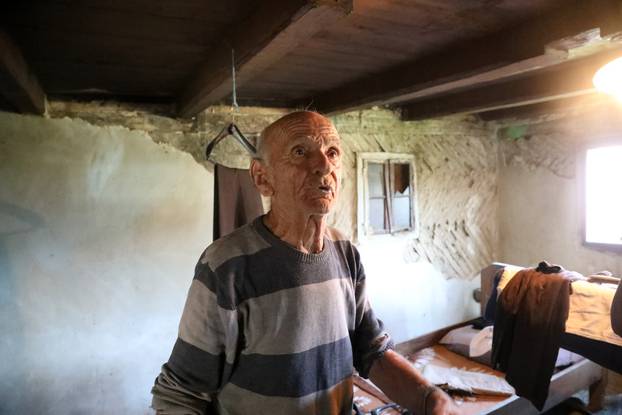 Stanko Samac, jedan od mnogih starijih na Baniji koji si ne mogu priuštiti drva za ogrijev 