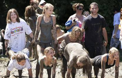 Valjanjem u blatu obilježili najprljaviji festival u SAD-u