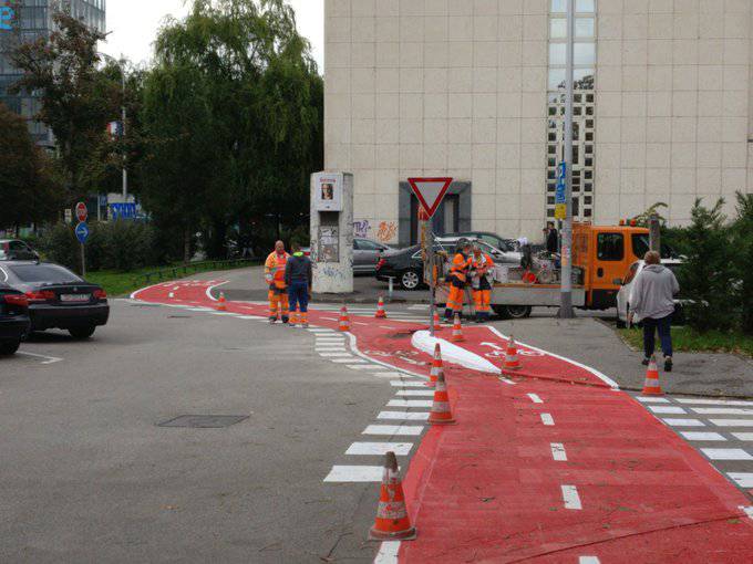 Ovo je nova biciklistička staza u Zagrebu: Malo po cesti pa malo preko rubnika, na sredini - stup