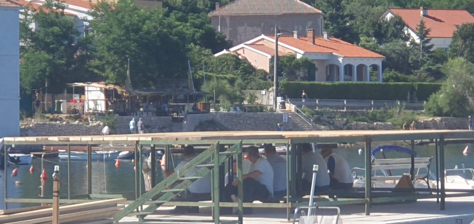 Radnici u Vinjercu domišljato se sakrili od vrućina: Pripremaju binu za koncert Nene Belana