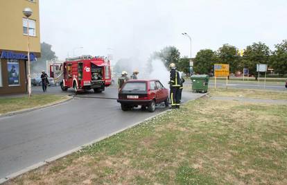 Vozaču se zapalio Yugo u vožnji kroz osječko naselje