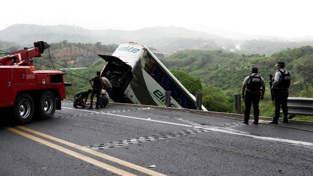 Bus crashed on a highway killing several people, in Tepic