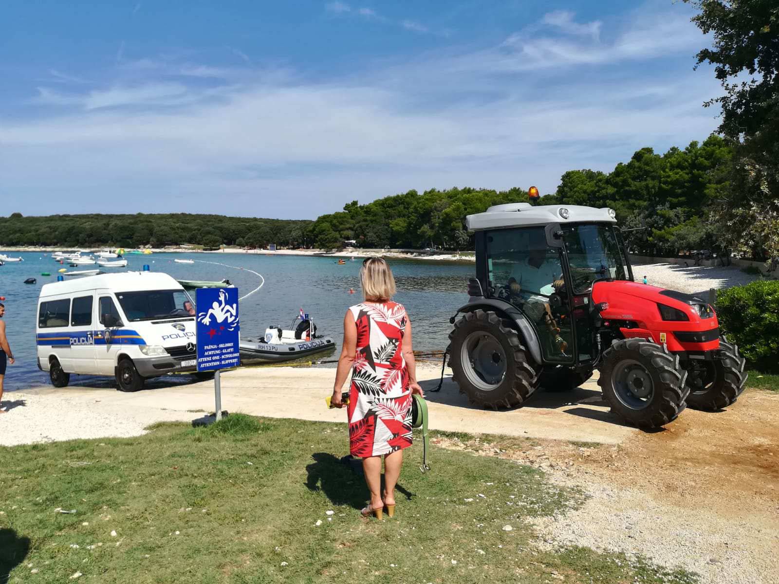 VIDEO Policijski kombi u moru: Izvlačili gumenjak pa se okupali