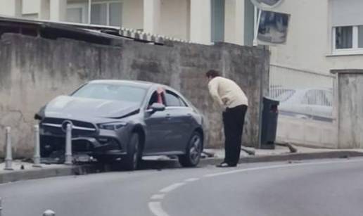 FOTO Mercedesom se zaletio u stupiće na Sv. Duhu u Zagrebu