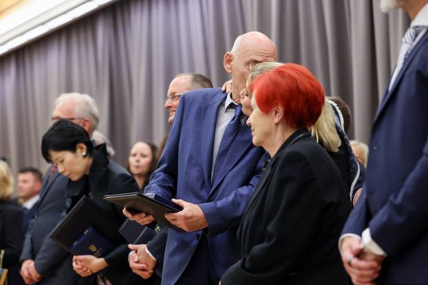 Zagreb: Zoran Milanović uručio odlikovanja i priznanja zaslužnim pojedincima i organizacijama iz područja kulture, znanosti, sporta i gospodarstva
