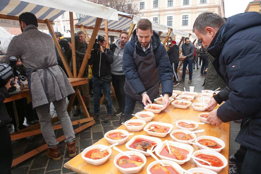 Tradiconalna podjela blagdanskog fiša u osječkoj Tvrđi