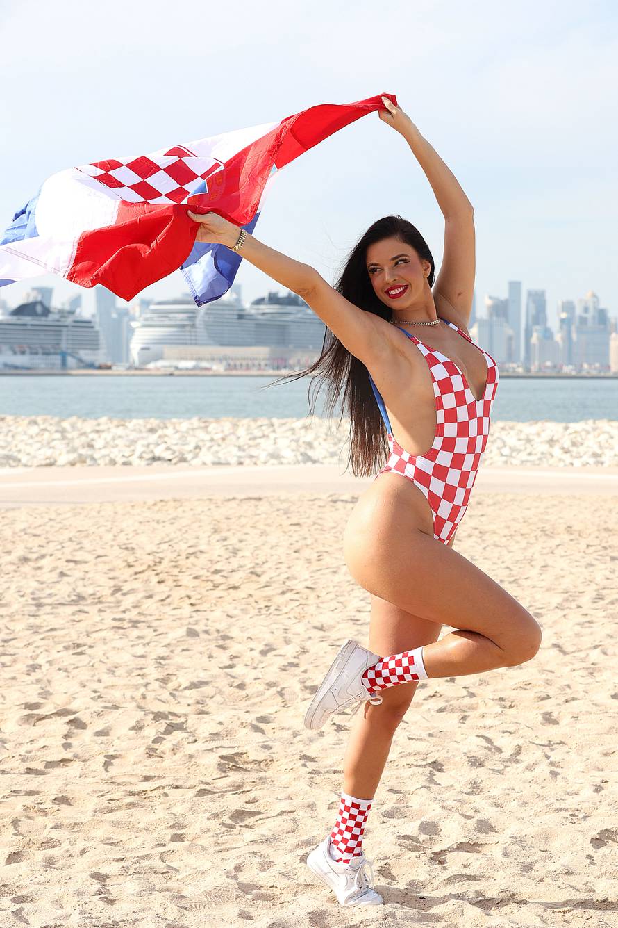 EKSKLUZIVNO: Ivana Knoll pozirala u kockastom kupaćem kostimu na plaži Ras Abu Aboud 