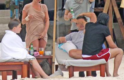 Kate Moss pokazala grudi i češkala međunožje na plaži