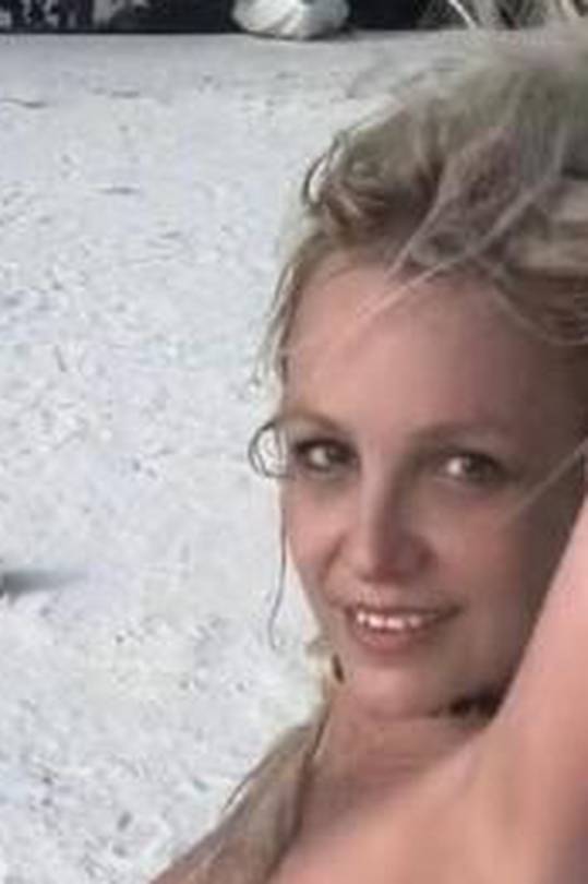 K'o od majke rođena! Britney se fotkala potpuno gola na plaži...