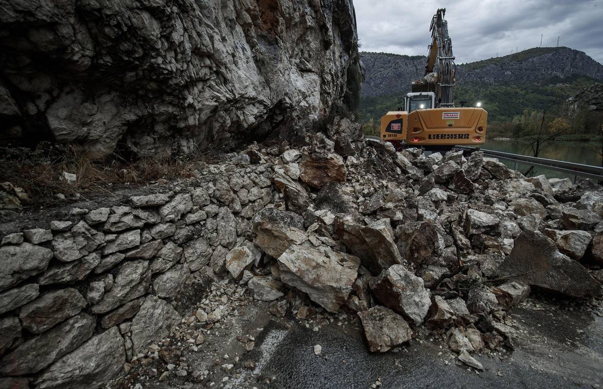 FOTO Odron kamenja kod Omiša uznemirio stanovnike, popodne jedna traka otvorena za promet