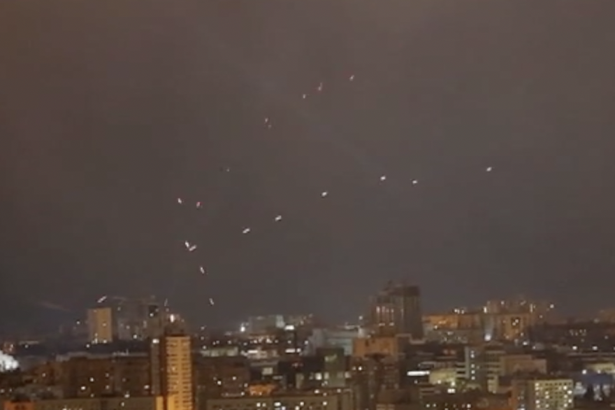 Nebo nad Kijevom svijetli dok Rusija pokre&cacute;e zra&ccaron;ni napad na glavni grad Ukrajine