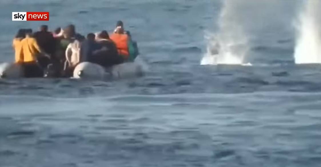 Kaos u Grčkoj: Pucali na brod s migrantima?! Pogledajte video