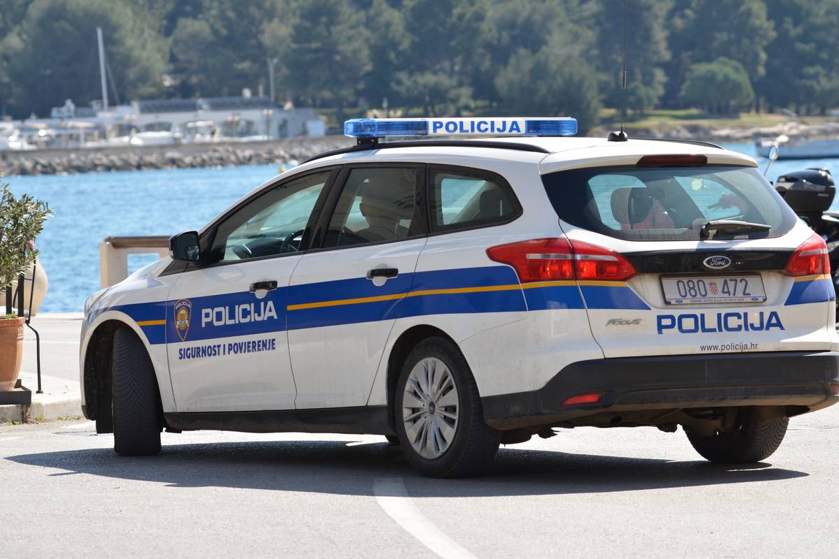 Jedan razgovarao da joj odvuće pažnju, a drugi tad ukrao jaknu
