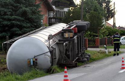 Sletjela cisterna s naftom, pretaču ju u kace za vino