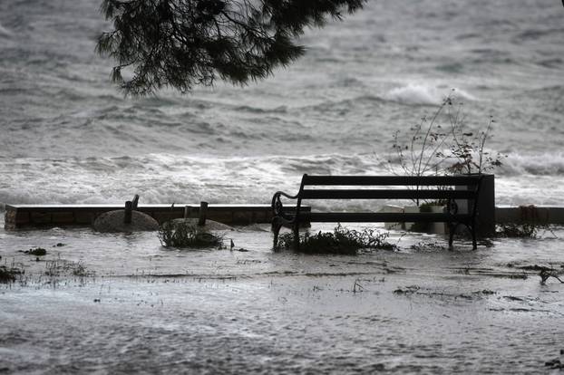Šibenik: Jako jugo i plima poplavili Jadriju 