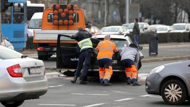 VIDEO Sudar usred jutarnje špice u Zagrebu: Sudarila se dva auta, jedan čovjek ozlijeđen