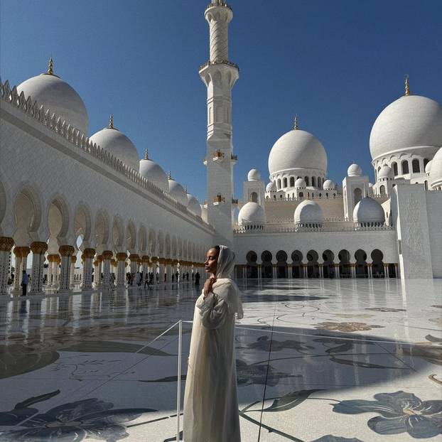 FOTO Bivša konobarica se zbog Benzeme preobratila na islam, rodila mu i dijete. Prekinuli su