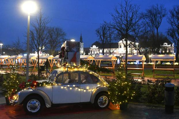 Virovitica: Središte grada sjaji  u blagdanskom ozračju jer traje manifestacija Advent u Virovitici