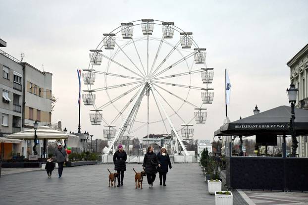 FOTO Slavonski Brod oblači svoje božićno ruho: Priprema grada za blagdansko ozračje