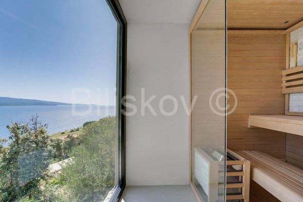 FOTO Stančić od 19 m2 na Braču prodaju za 'paprenu' cifru. Ima i prostor za jogu. Zavirite u njega