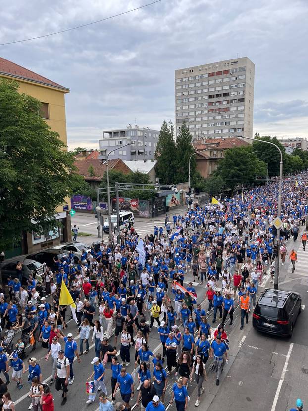 FOTO Hodočasnici Antunovskog hoda prošetali su Zagrebom: Na Trgu ih čeka duhovni program...