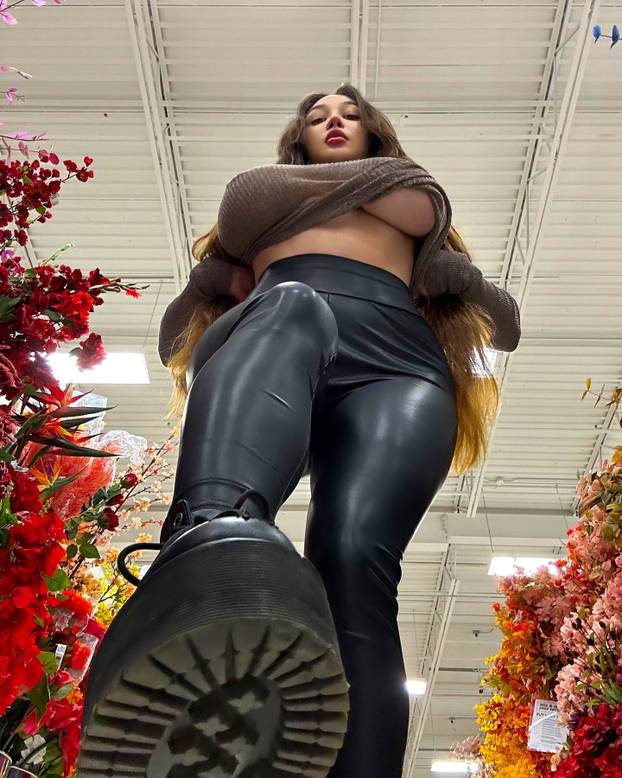 FOTO 'Imam toliko velike grudi da me svi mrze. Nisu umjetne!'