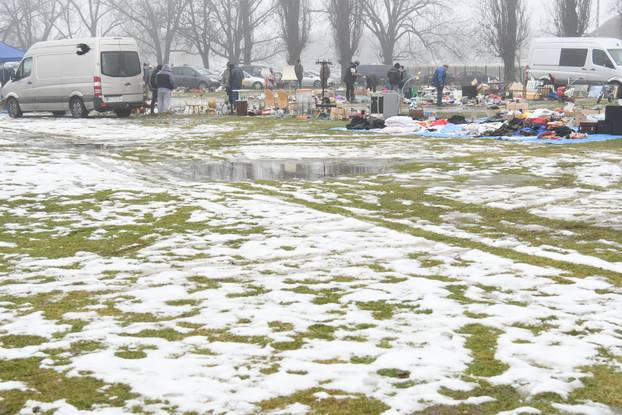 Koprivnica: Zimski uvjeti smanjili broj prodavača na koprivničkom buvljaku