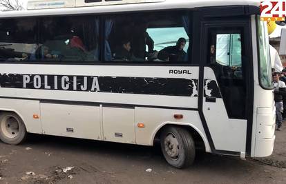 Bus kao iz 'Ko to tamo peva', a njime skupljaju migrante u BiH