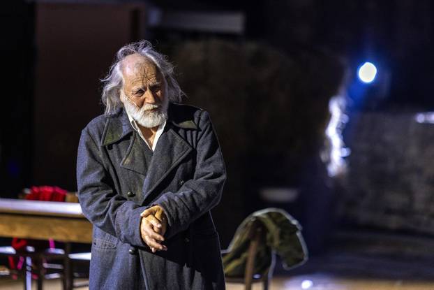 Pula: U Malom rimskom kazalištu odigrana je predstava "Antigona - 2000 godina kasnije"