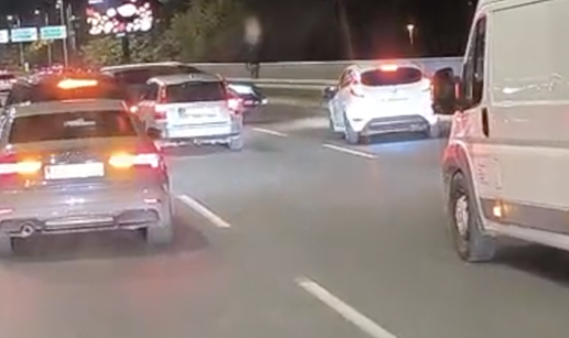 NEVJEROJATNO Vozila na Mostu Mladosti u krivom smjeru, auti blokirali trake da se okrene...
