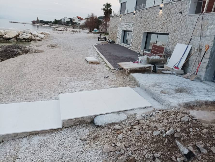 Nevjerojatan potez Poljaka na Čiovu! Posred plaže betonirao je put koji ide od vile do mora