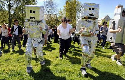 U Australiji 318 studenata plešući je imitiralo robote 