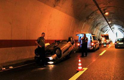 Prevrnula se autom na krov i strugala kroz tunel