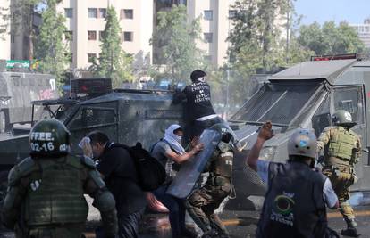 U valu nasilja u Čileu zasad je umrlo najmanje sedmero ljudi