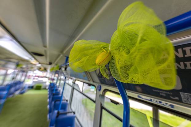 Tramvaj ukrašen Uskrsnim dekoracijama vozi po Osječkim ulicama 