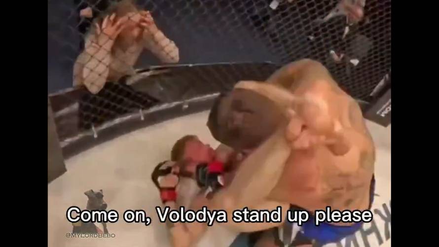 Nevjerojatan video: MMA borac primao batine u kavezu, a onda je dotrčala njegova supruga...