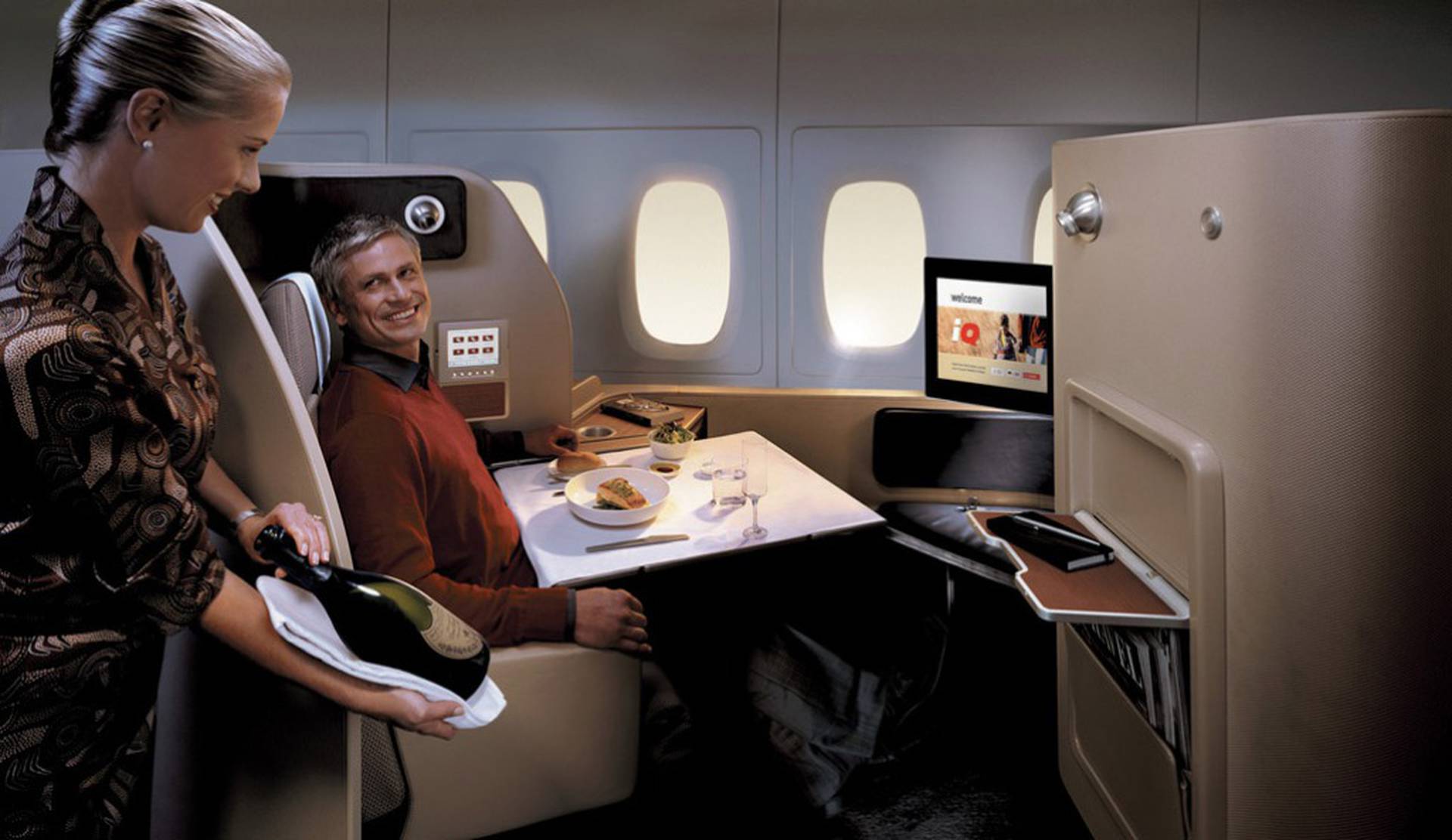 First class. Интерьер аэробуса а380 Марк Ньюсон. Реклама на самолете. Qantas салон первый класс. Еда в самолетах Qantas.