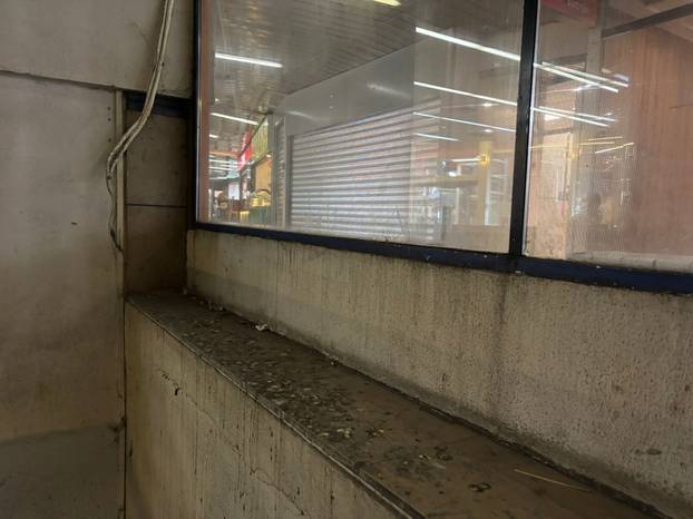 FOTO Autobusni kolodvor se raspada! Među putnike pala staklena stijenka, evo fotki