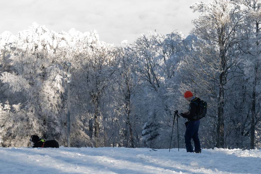 Zagreb: Građani uživaju u suncem okupanom Sljemenu 